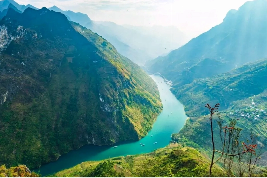 Sông Nho Quế với màu nước xanh ngọc bích đặc trưng