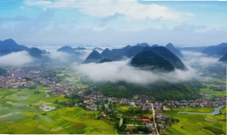 Sông Nho Quế xanh biếc uốn lượn qua hẻm núi