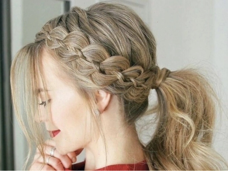 Tết tóc một phần rồi buộc đuôi ngựa gọn gàng và phong cách