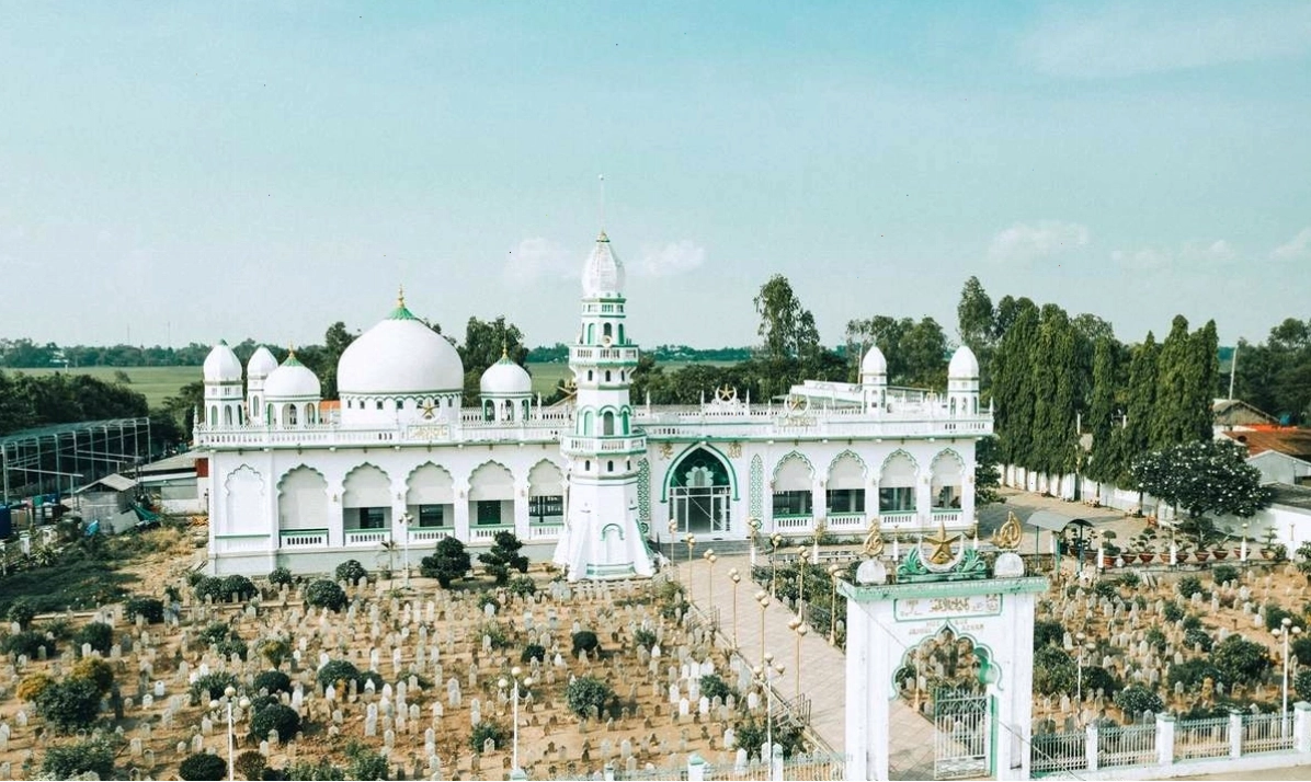 Thánh đường Masjid Al Ehsan An Giang với kiến trúc Hồi giáo đặc trưng và mái vòm ấn tượng