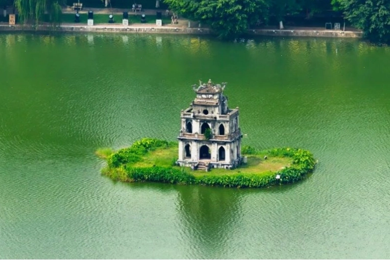 Tháp Rùa cổ kính soi bóng trên Hồ Gươm