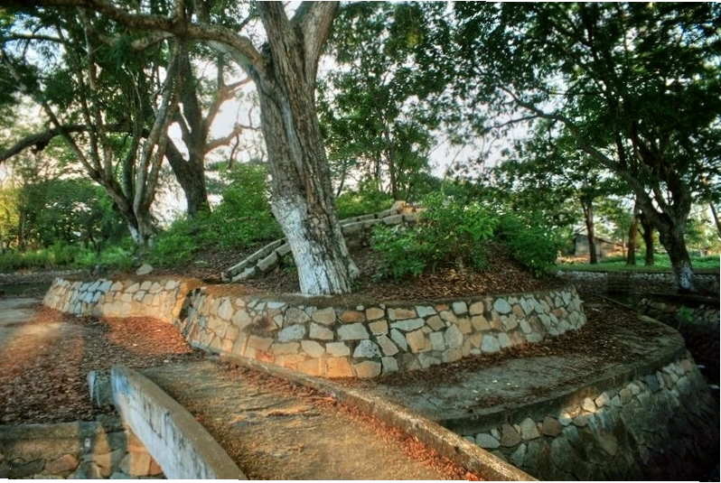 Toàn cảnh Khu di tích Núi Đất Long An nhìn từ xa giữa hồ nước trong xanh