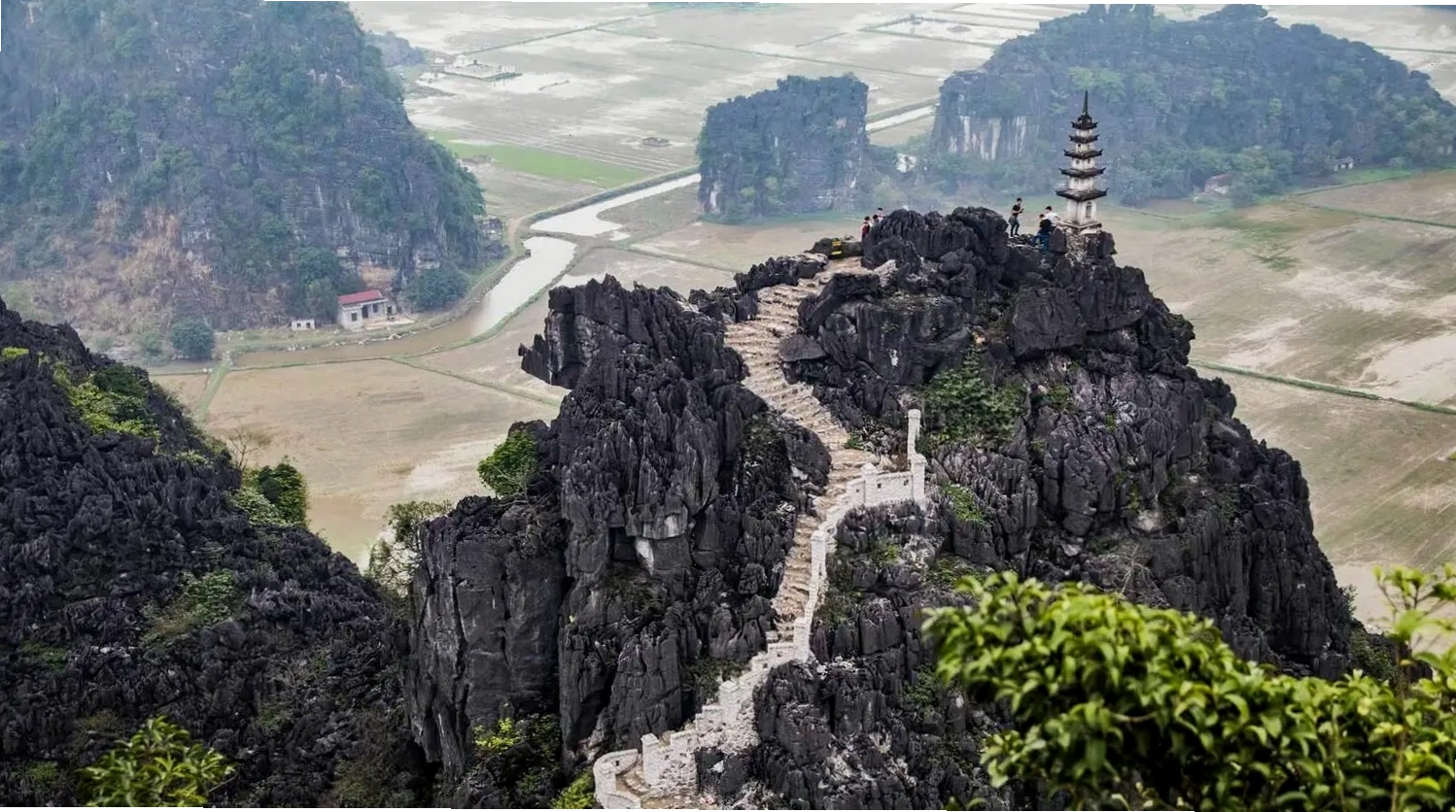 Toàn cảnh Ninh Bình nhìn từ đỉnh Hang Múa