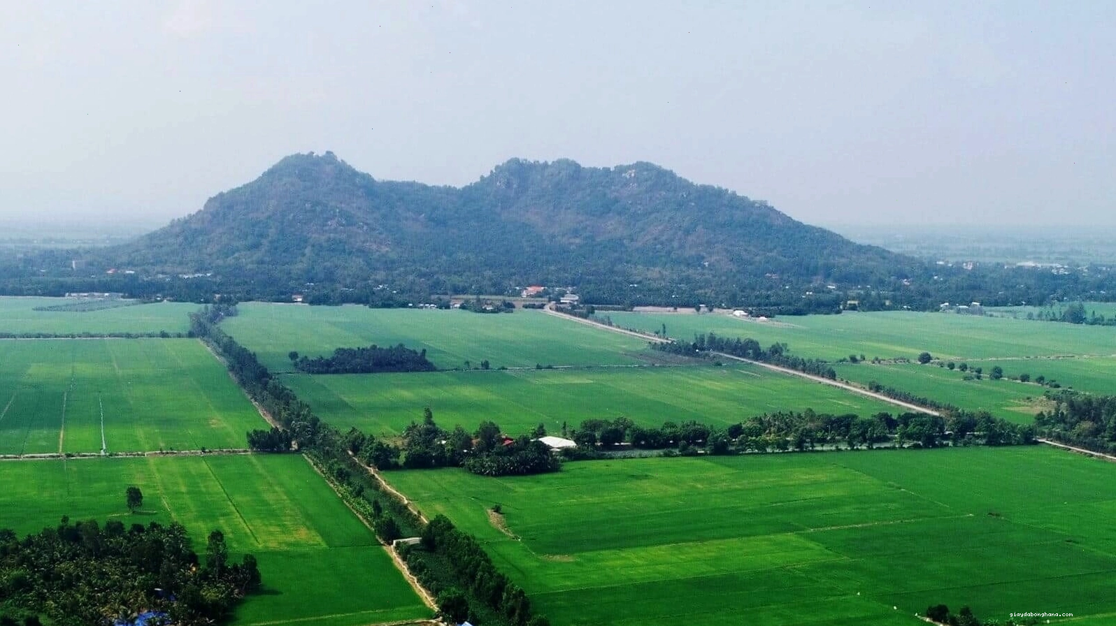 Toàn cảnh núi Ba Thê, An Giang nhìn từ xa