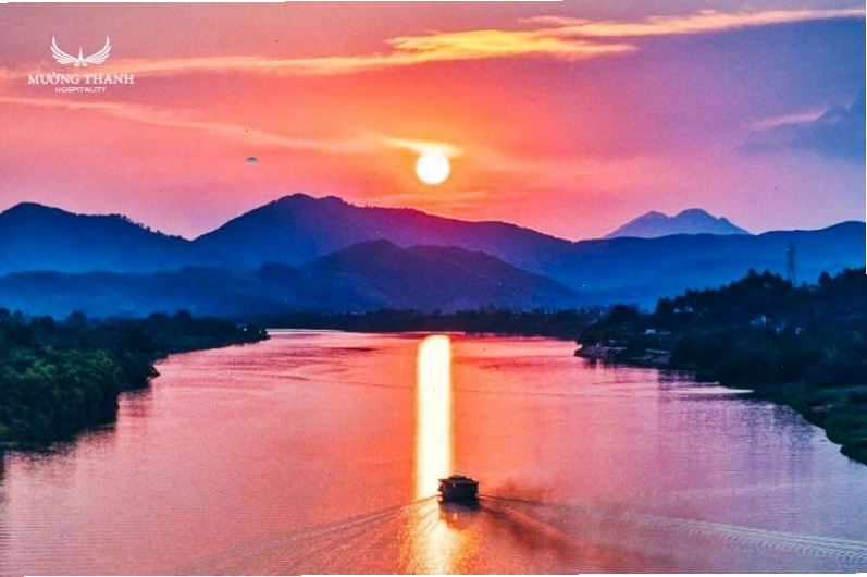 Toàn cảnh Núi Ngự Bình nhìn từ xa