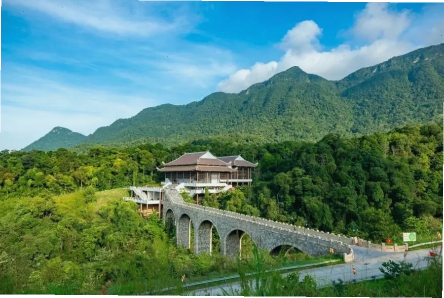 Toàn cảnh núi Yên Tử với các công trình tâm linh cổ kính