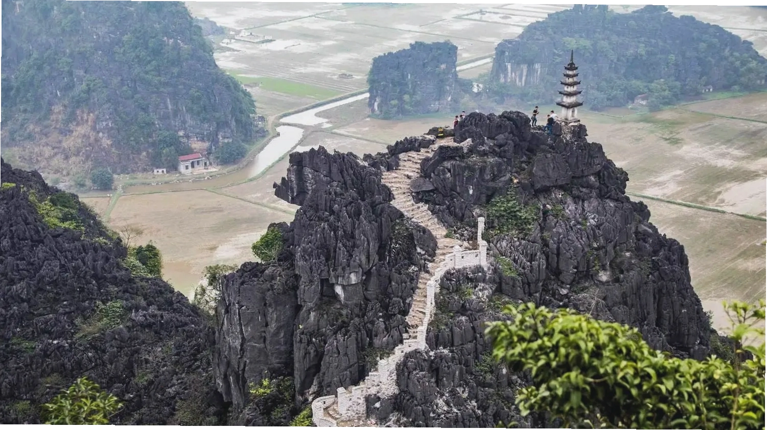 Toàn cảnh Tam Cốc nhìn từ đỉnh Hang Múa