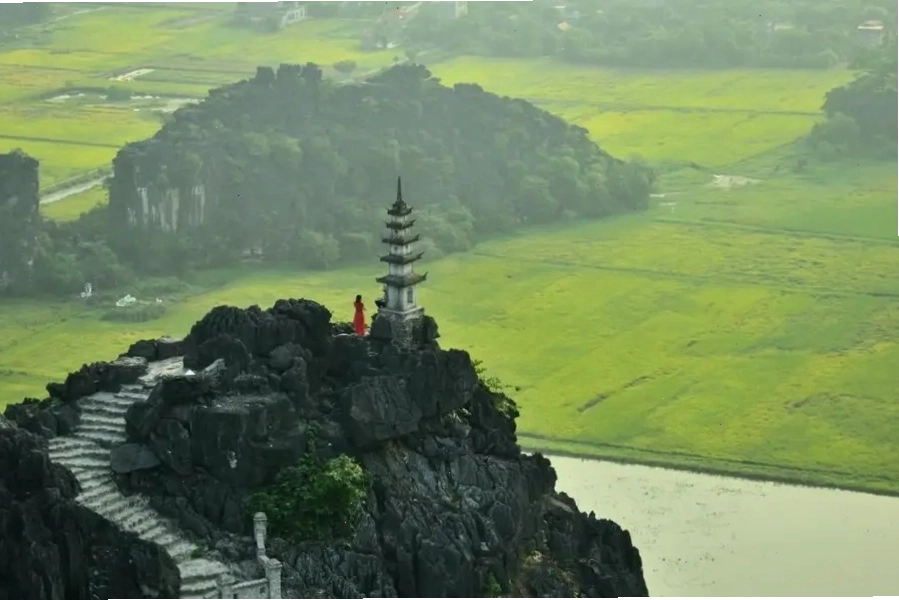 Toàn cảnh vùng đất Ninh Bình nhìn từ đỉnh Hang Múa