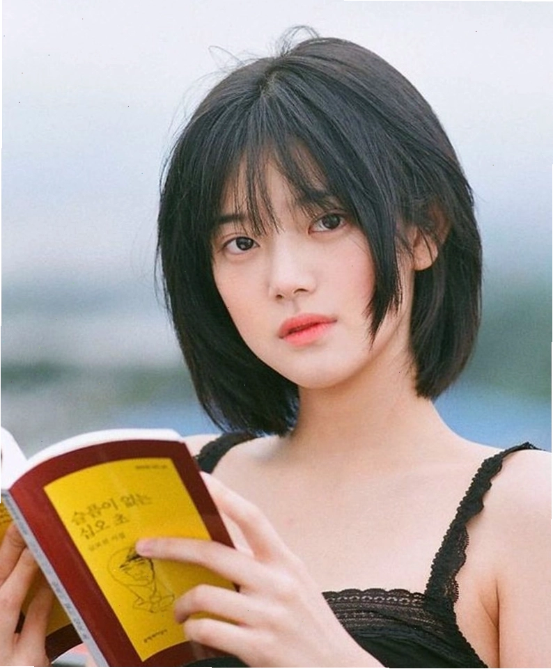 Tóc ngắn layer mái thưa cho mặt tròn thêm gọn gàng