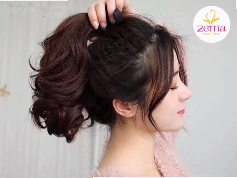 Tóc ngắn mái bay ngang vai buộc cao tạo vẻ ngoài năng động