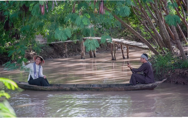 Trải nghiệm chèo thuyền tại một nông trại ở Bến Tre