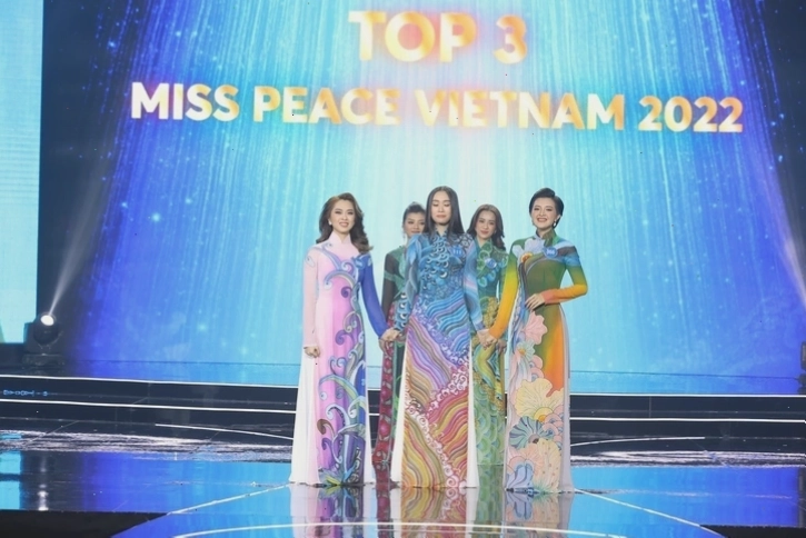Trần Thị Ban Mai với phong thái tự tin khi làm MC