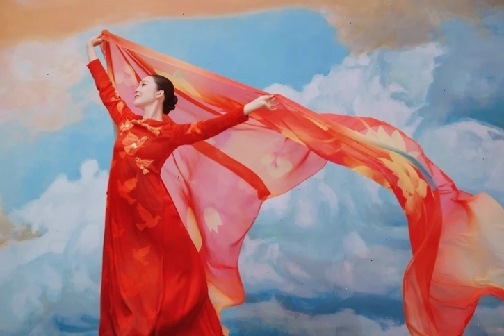 Trang phục biểu diễn do Thủy Nguyễn thiết kế cho Linh Nga