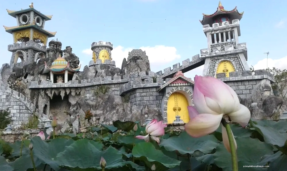Tượng La Hán uy nghiêm bên trong khuôn viên Chùa La Hán