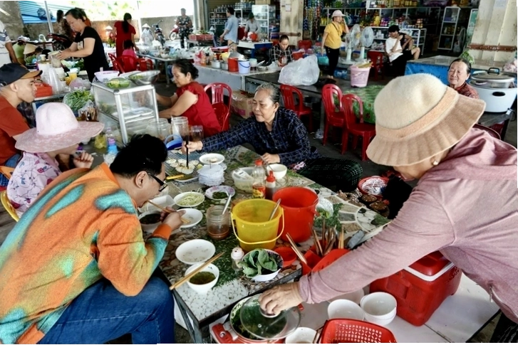 Vẻ đẹp biển Ninh Vân gần khu vực di tích tàu không số