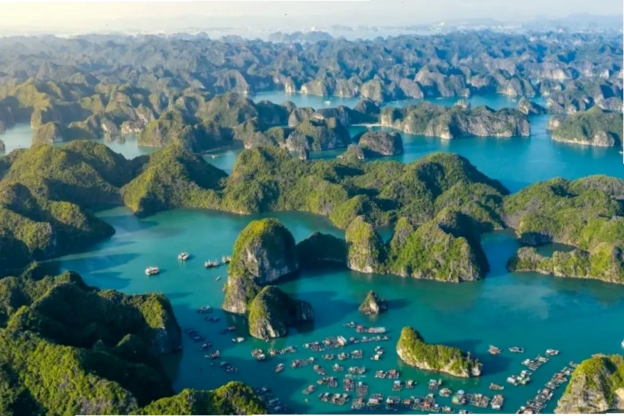 Vẻ đẹp kỳ vĩ của Vịnh Hạ Long với các đảo đá vôi trùng điệp
