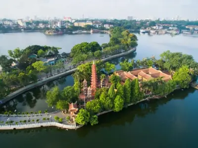 Nét đẹp chùa Trấn Quốc bên hồ Tây yên bình và tĩnh lặng