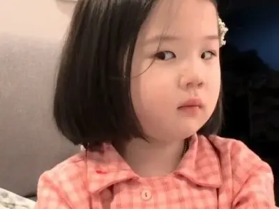 Ảnh em bé meme bùng nổ đáng yêu qua bộ ảnh nghệ thuật