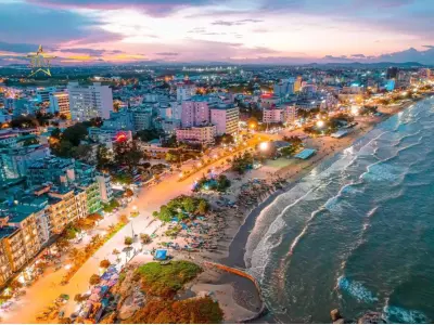 Du lịch biển Sầm Sơn mùa hè với bãi cát vàng rực rỡ