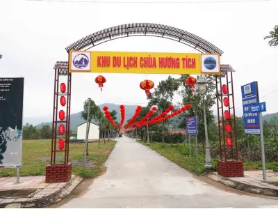 Vẻ đẹp chùa Hương Tích huyền bí giữa mây ngàn núi thẳm