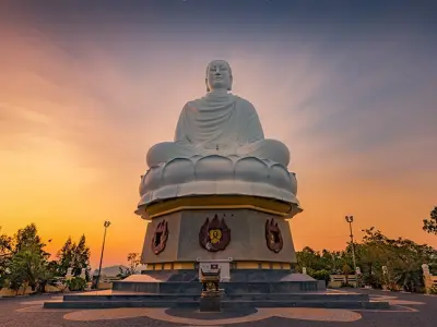Khám phá Chùa Long Sơn với tượng Phật trắng khổng lồ