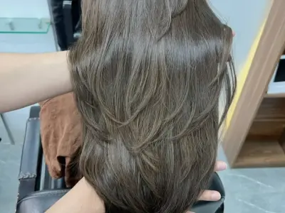 Tóc màu nâu trà sự lựa chọn hoàn hảo cho làn da sáng mịn