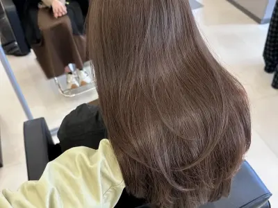 Tóc màu nâu khói trầm trendy giúp nâng tông nhan sắc