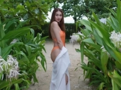 Hoa hậu Khánh Vân khoe sắc với bikini, tôn vòng eo 61cm
